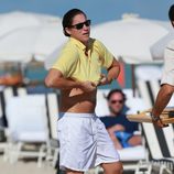 Vito Schnabel aprovecha el día en la playa de Miami junto a unos amigos