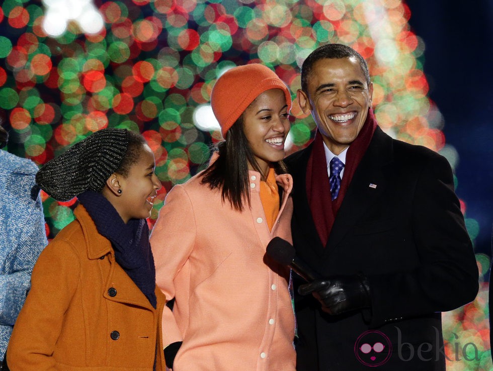 Barack Obama, Sasha y Malia cantando en el encendido de luces del árbol de navidad