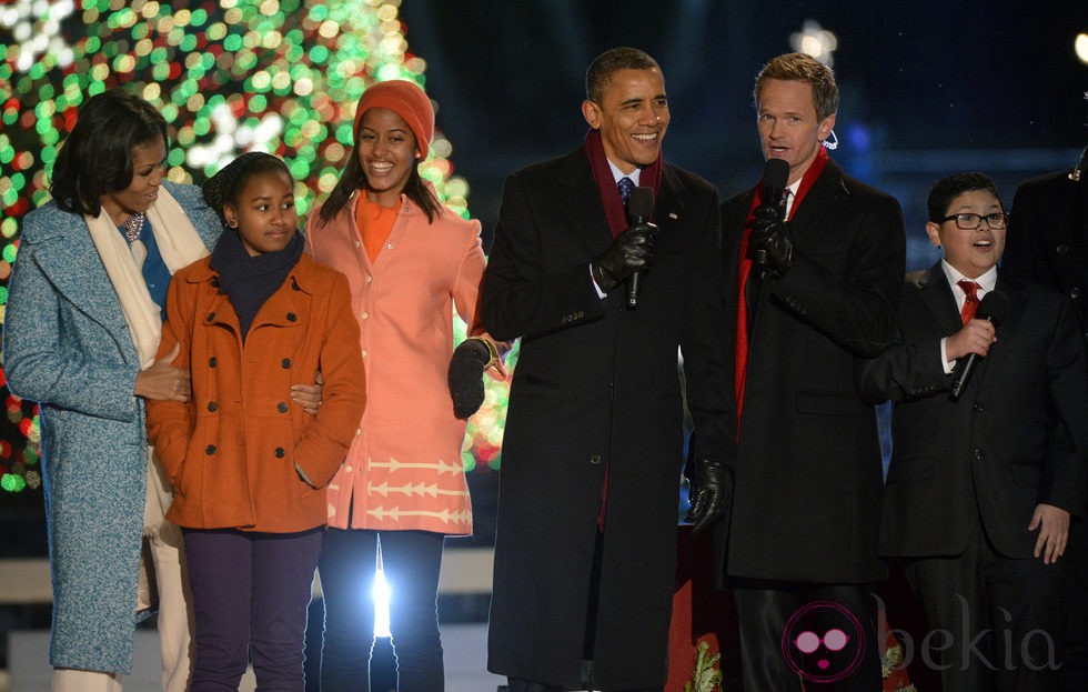 Barack Obama, Michelle, Malia y Sasha cantando con Neil Patrick Harris y Rico Rodriguez