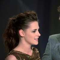 Kristen Stewart y Robert Pattinson intercambian cómplices miradas