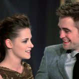 Kristen Stewart y Robert Pattinson intercambian cómplices miradas
