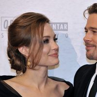 Angelina Jolie mira enamorada a Brad Pitt
