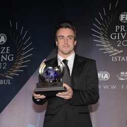 Fernando Alonso recoge un premio de la FIA en Estambul