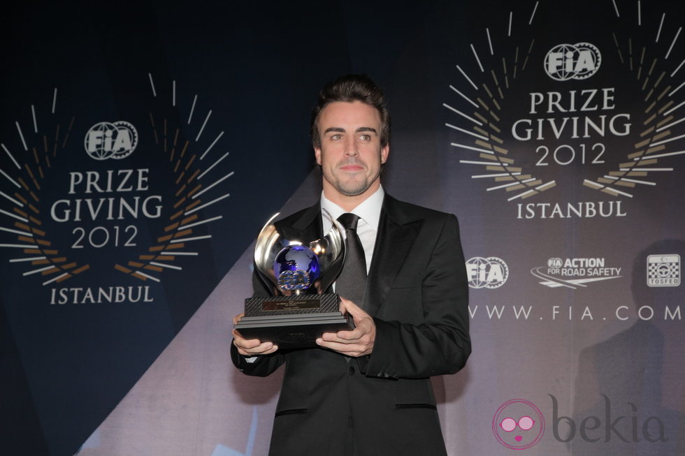 Fernando Alonso recoge un premio de la FIA en Estambul