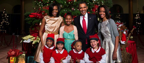 Barack y Michelle Obama junto a Sasha y Malia con los expacientes del Centro Médico Infantil