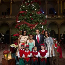 Barack y Michelle Obama junto a Sasha y Malia con los expacientes del Centro Médico Infantil