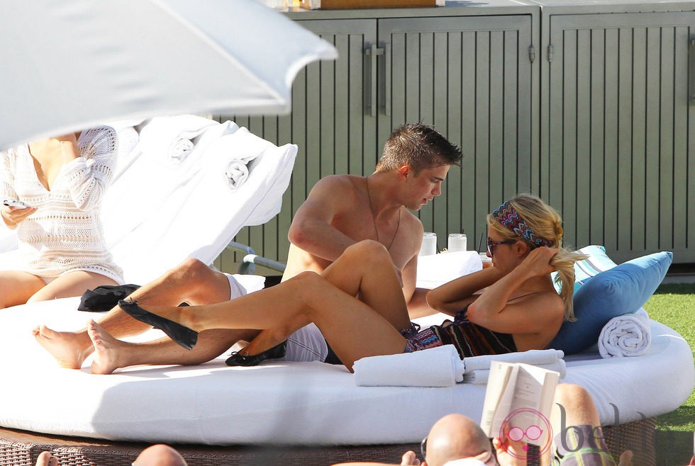 Paris Hilton Y River Viiperi disfrutan de un día de relax en la piscina