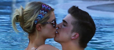 Paris Hilton y su novio River Viiperi se besan apasionadamente en la piscina