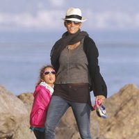 Halle Berry pasea por la playa con su hija Nahla que saca lengua divertida