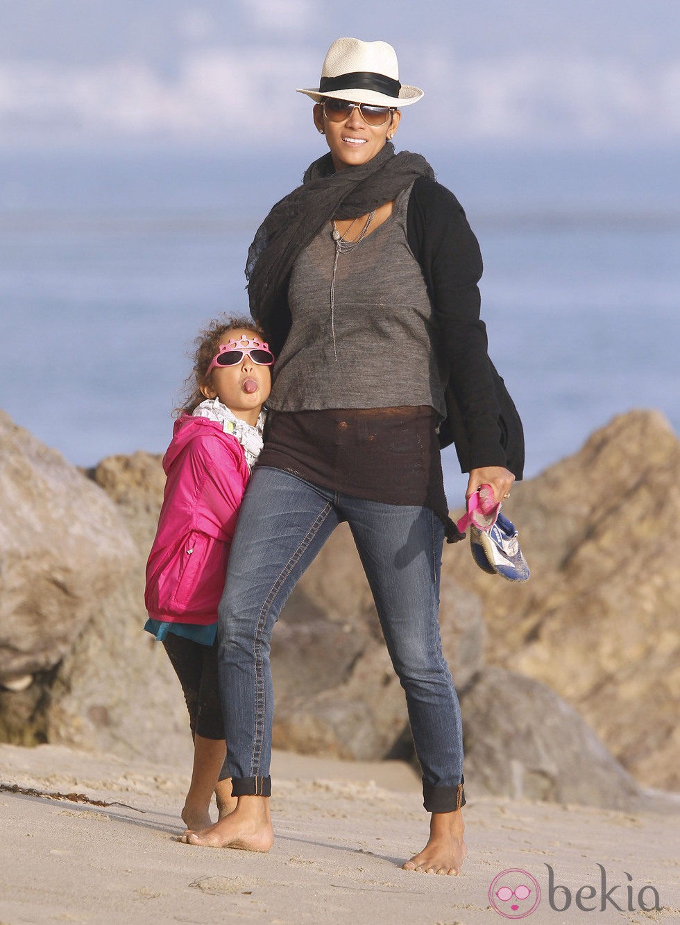 Halle Berry pasea por la playa con su hija Nahla que saca lengua divertida
