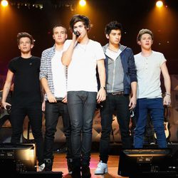 One Direction durante su actuación en el Jingle Ball 2012