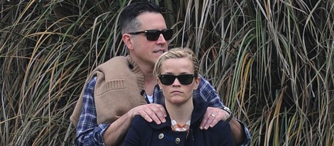 Reese Witherspoon, su marido Jim Toth disfrutan de un partido de fútbol del hijo de Reese