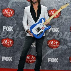 Jake Owen con su premio en los American Country Awards 2012