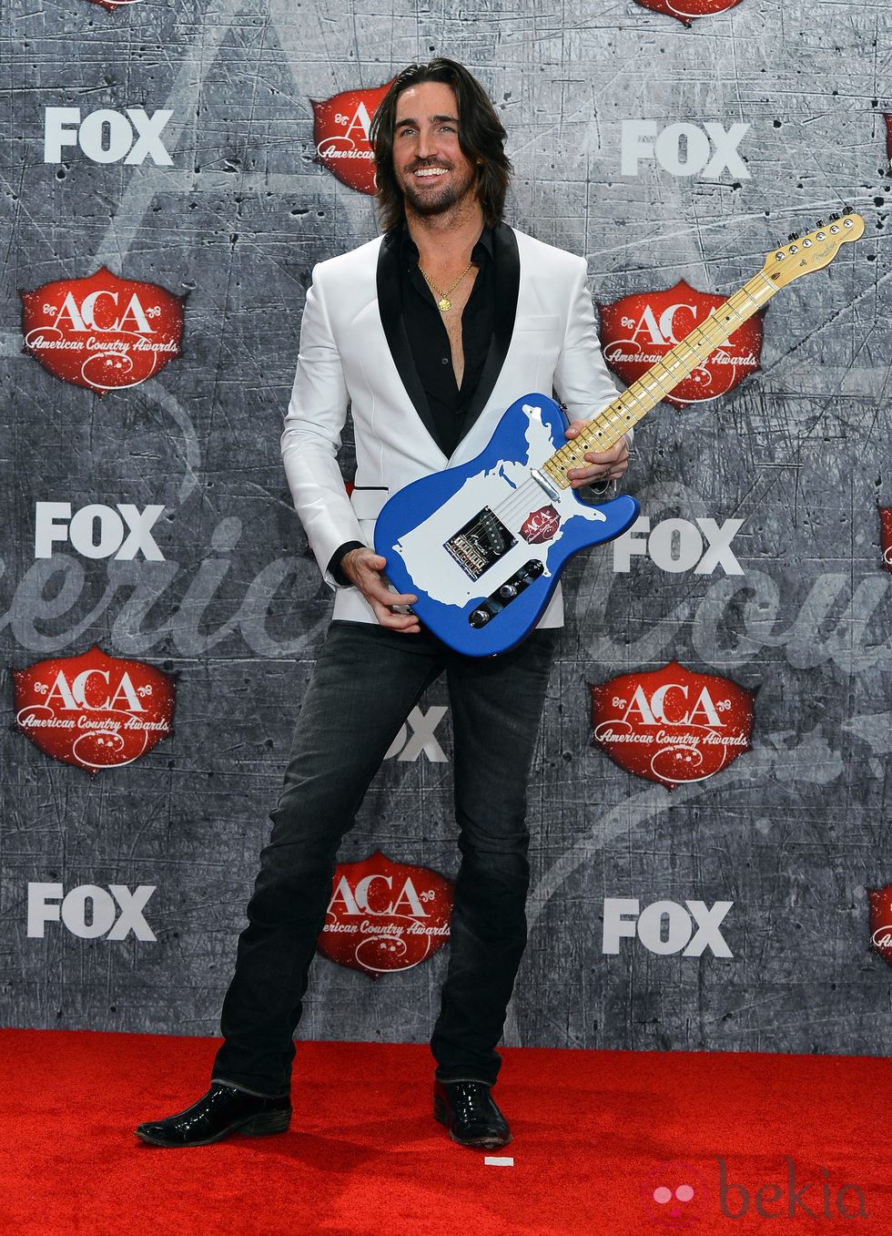 Jake Owen con su premio en los American Country Awards 2012