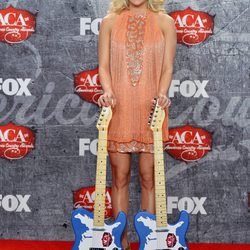 Carrie Underwood muy sonriente con sus premios en los American Country Awards 2012