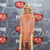 Carrie Underwood muy sonriente con sus premios en los American Country Awards 2012