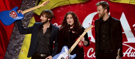 Lady Antebellum recogiendo un premio en los American Country Awards 2012