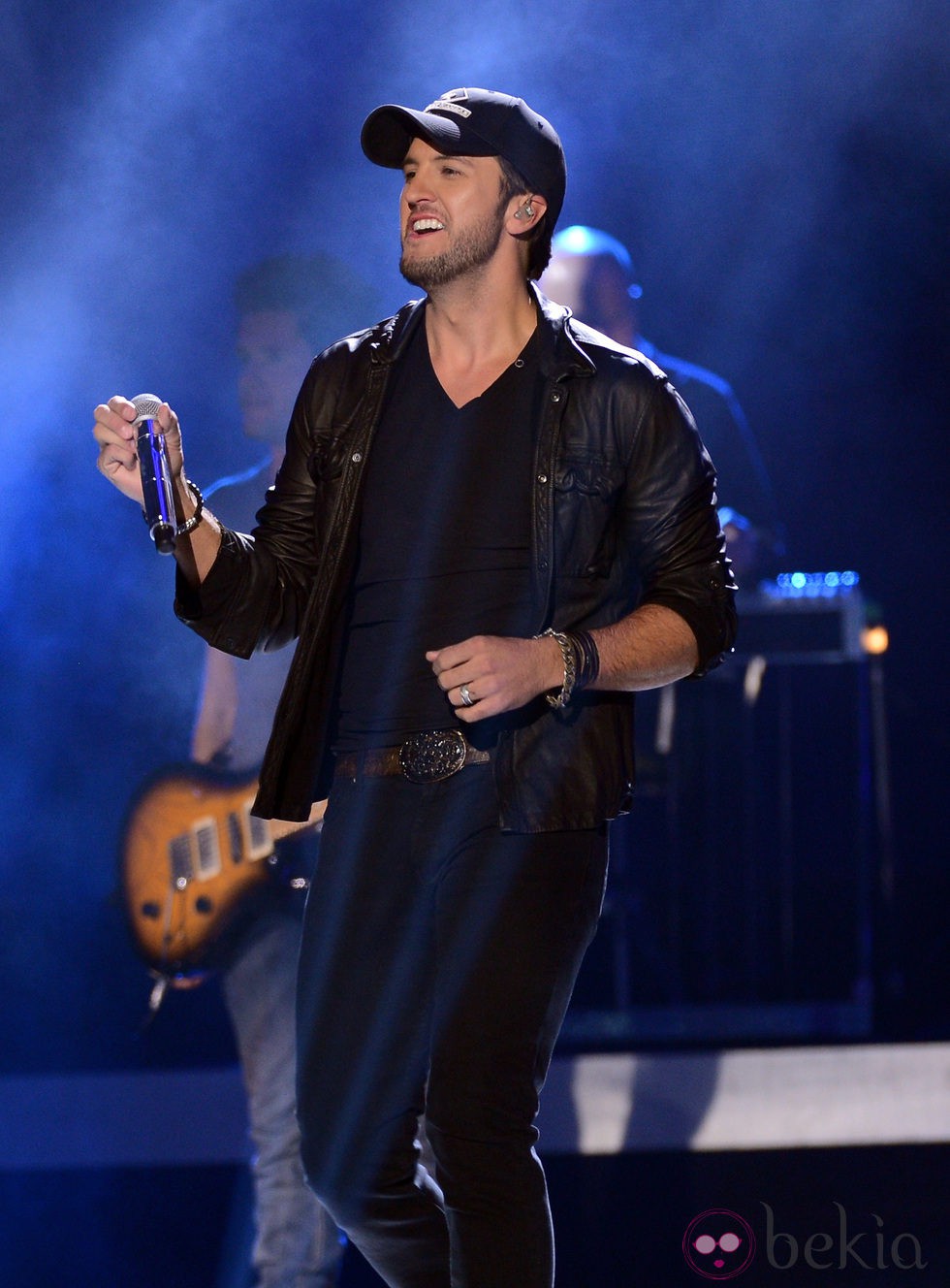 Luke Bryan actuando en los American Country Awards 2012