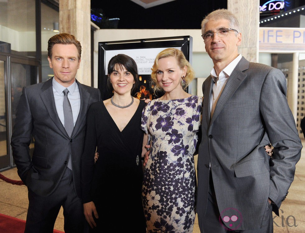 Ewan McGregor, Maria Belon, Naomi Watts y Enrique Alvarez en el estreno de 'Lo imposible' en Los Ángeles