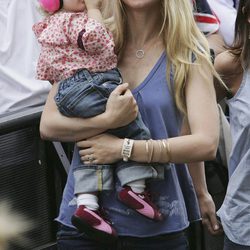 Gwyneth Paltrow con su hija Apple en brazos