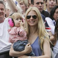 Gwyneth Paltrow con su hija Apple en brazos
