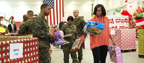 Michelle Obama repartiendo regalos en la campaña 'Juguetes para Todos'