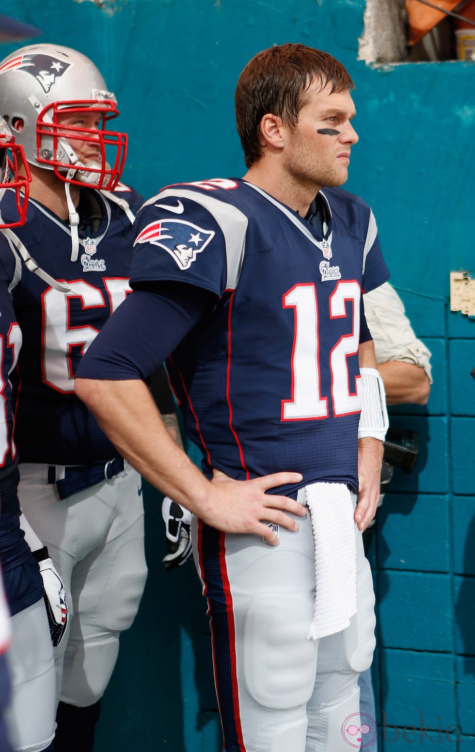 Tom Brady jugando un partido de fútbol americano con su equipo los New England Patriots