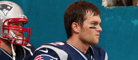 Tom Brady jugando un partido de fútbol americano con su equipo los New England Patriots