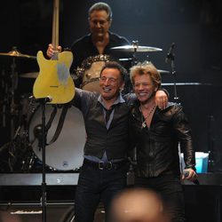 Jon Bon Jovi y Bruce Springsteen en el concierto a favor de las víctimas del huracán Sandy