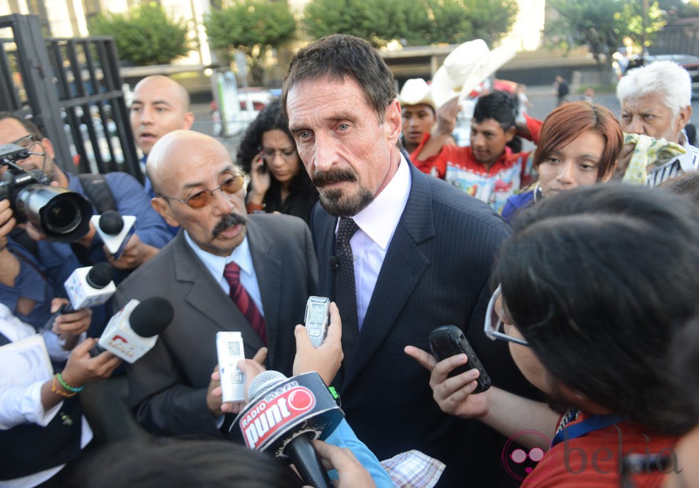 John McAfee atendiendo a la prensa en Guatemala