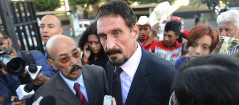 John McAfee atendiendo a la prensa en Guatemala