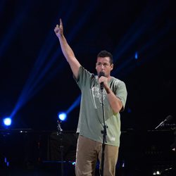 Adam Sandler en el concierto a favor de las víctimas del huracán Sandy