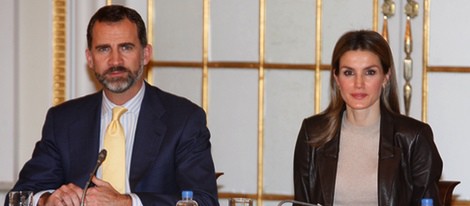 Los Príncipes Felipe y Letizia sentados en la reunión del Patronato de la Fundación Príncipe de Girona