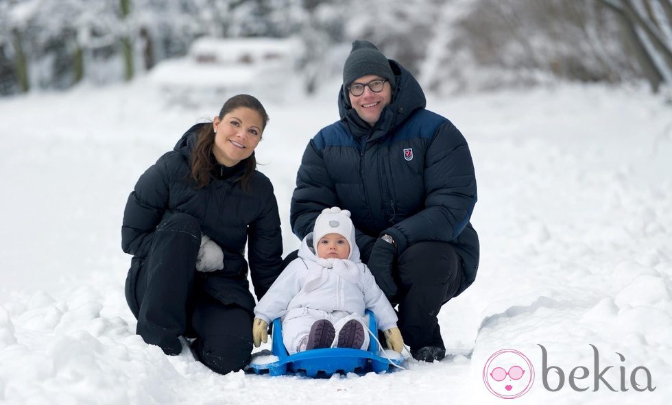 Victoria y Daniel de Suecia con la Princesa Estela en la nieve