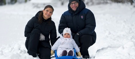 Victoria y Daniel de Suecia con la Princesa Estela en la nieve