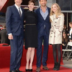 Tom Hooper, Anne Hathaway, Hugh Jackman y Amanda Seyfried en el Paseo de la Fama
