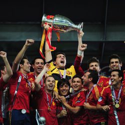 La selección española levanta la Eurocopa 2012 tras su victoria