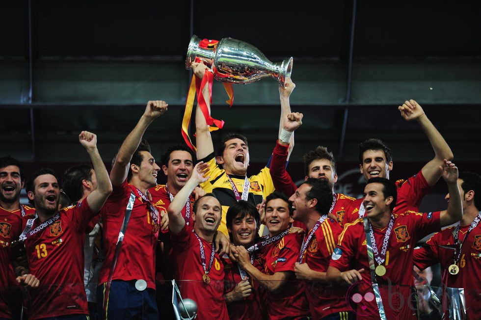 La selección española levanta la Eurocopa 2012 tras su victoria