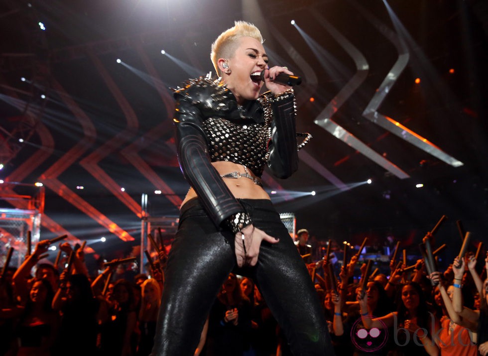 Miley Cyrus actuando en la gala VH1 Divas 2012