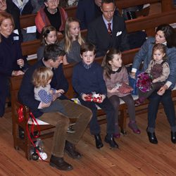 Federico y Mary de Dinamarca con sus hijos en un concierto de Navidad