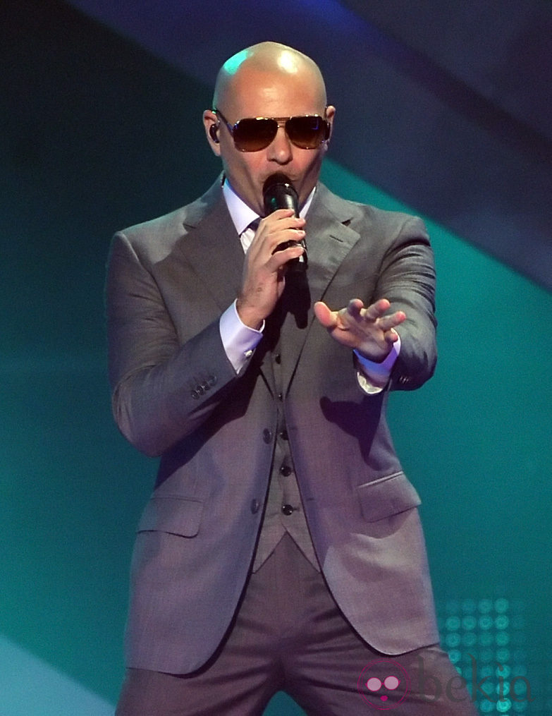 Pitbull actuando en la gala VH1 Divas 2012