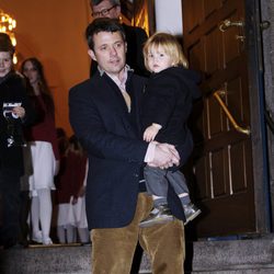 Federico de Dinamarca lleva en brazos a su hijo Vicente en un concierto de Navidad