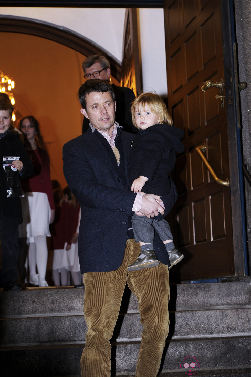 Federico de Dinamarca lleva en brazos a su hijo Vicente en un concierto de Navidad