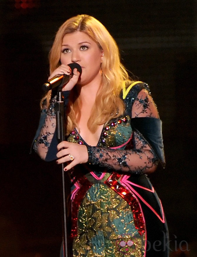 Kelly Clarkson actuando en la gala VH1 Divas 2012