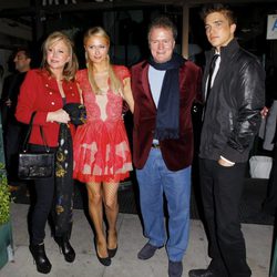 Paris Hilton y River Viiperi y los padres de Hilton de cena navideña