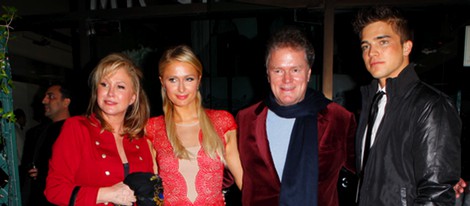 Paris Hilton y River Viiperi y los padres de Hilton de cena navideña