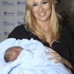 Carolina Cerezuela con su hijo recién nacido Carlos