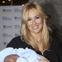 Carolina Cerezuela con su hijo recién nacido Carlos