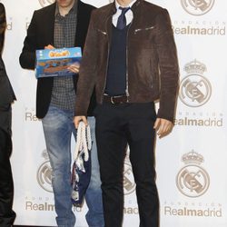 Cristiano Ronaldo repartiendo regalos de Navidad a los niños