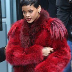 Rihanna en Paris con un abrigo de pelo rojo intenso